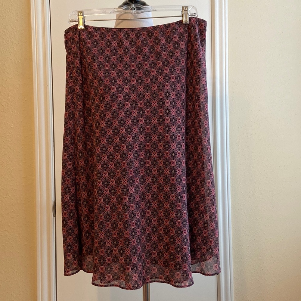 Soft polyester crepe skirt with elastic waist. Fully lined. Excellent condition.